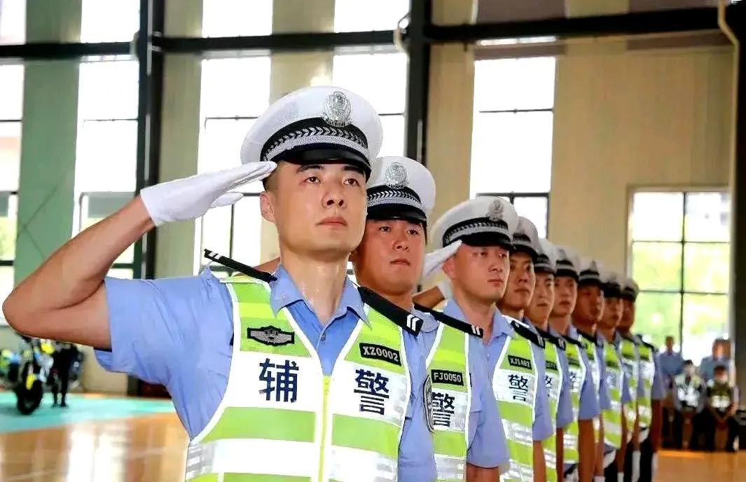 同事的儿子大专毕业没找到工作，因为身体素质好，就去考辅警，顺利考上了！孩子现在干