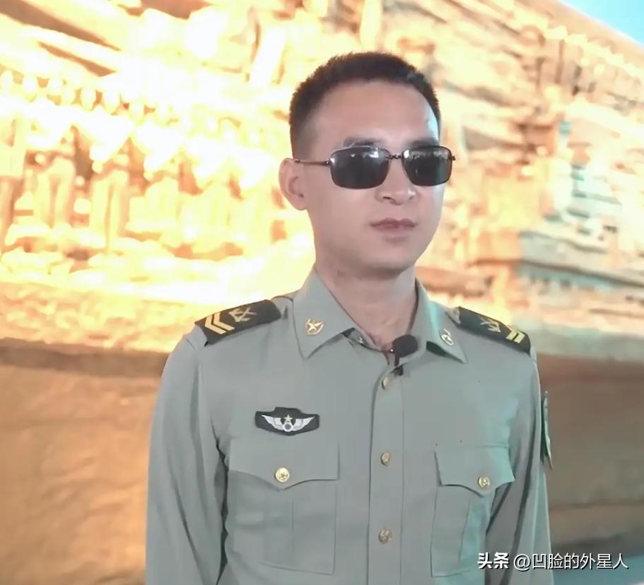 有人问，为什么杜富国失去双手双眼，还能留在部队？答案很简单：是部队需要他！你以为