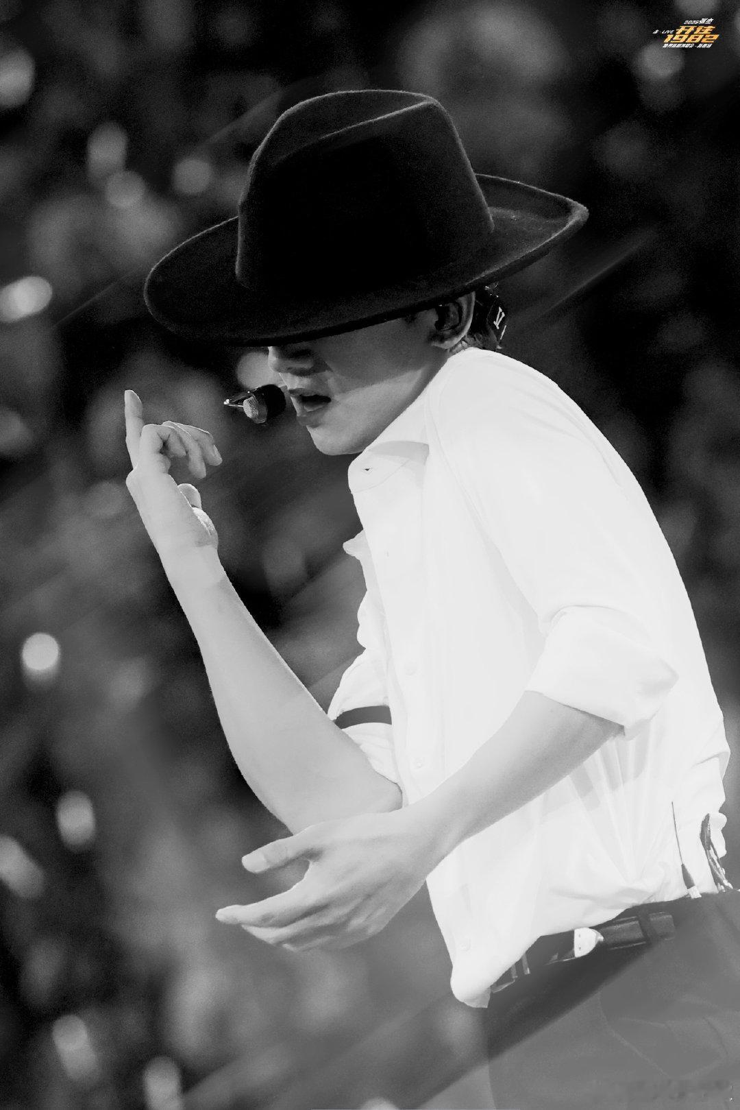 张杰张杰演唱会仿佛昨天 张杰新春演唱会收官 时间快得不像话，九场狂欢像一场盛大的