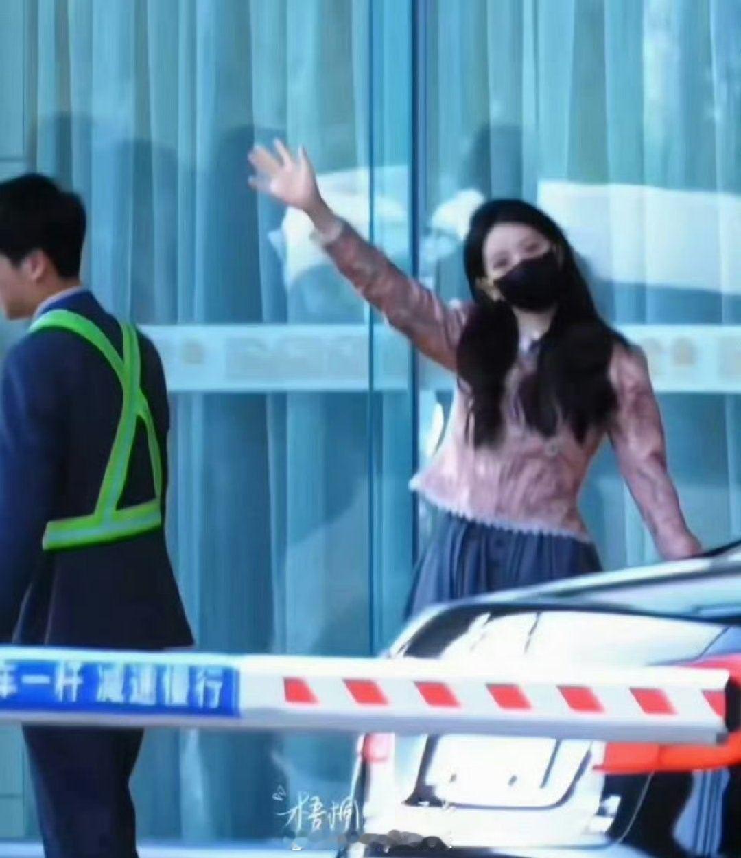 田曦薇去逐玉庆功宴田曦薇出发参加逐玉庆功宴 田曦薇出发参加逐玉庆功宴，好阳光明媚