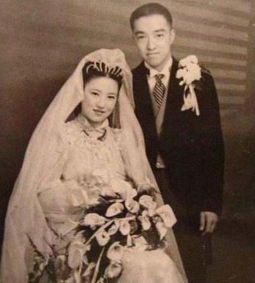 1945年，一个曾经的汪伪汉奸，带着**10亿法币、上百根金条**投奔新四军，陈