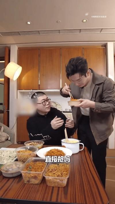 这俩人吃商恐在我之上吕严对食物摆盘和搭配的讲究令人印象深刻。不仅注重味道还在意外