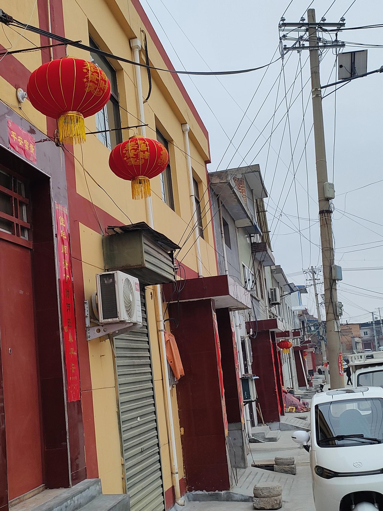 2. 没有闹市的喧嚣，只有老街的静谧，一盏红灯，一抹红墙，便是故乡最抚人心的模样