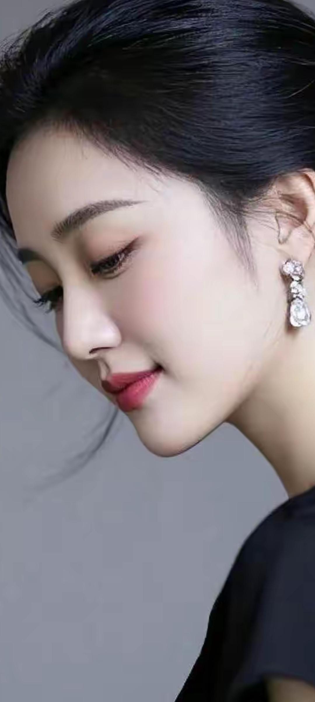 优雅黑发，闪亮耳环，温柔侧颜，尽显迷人魅力。