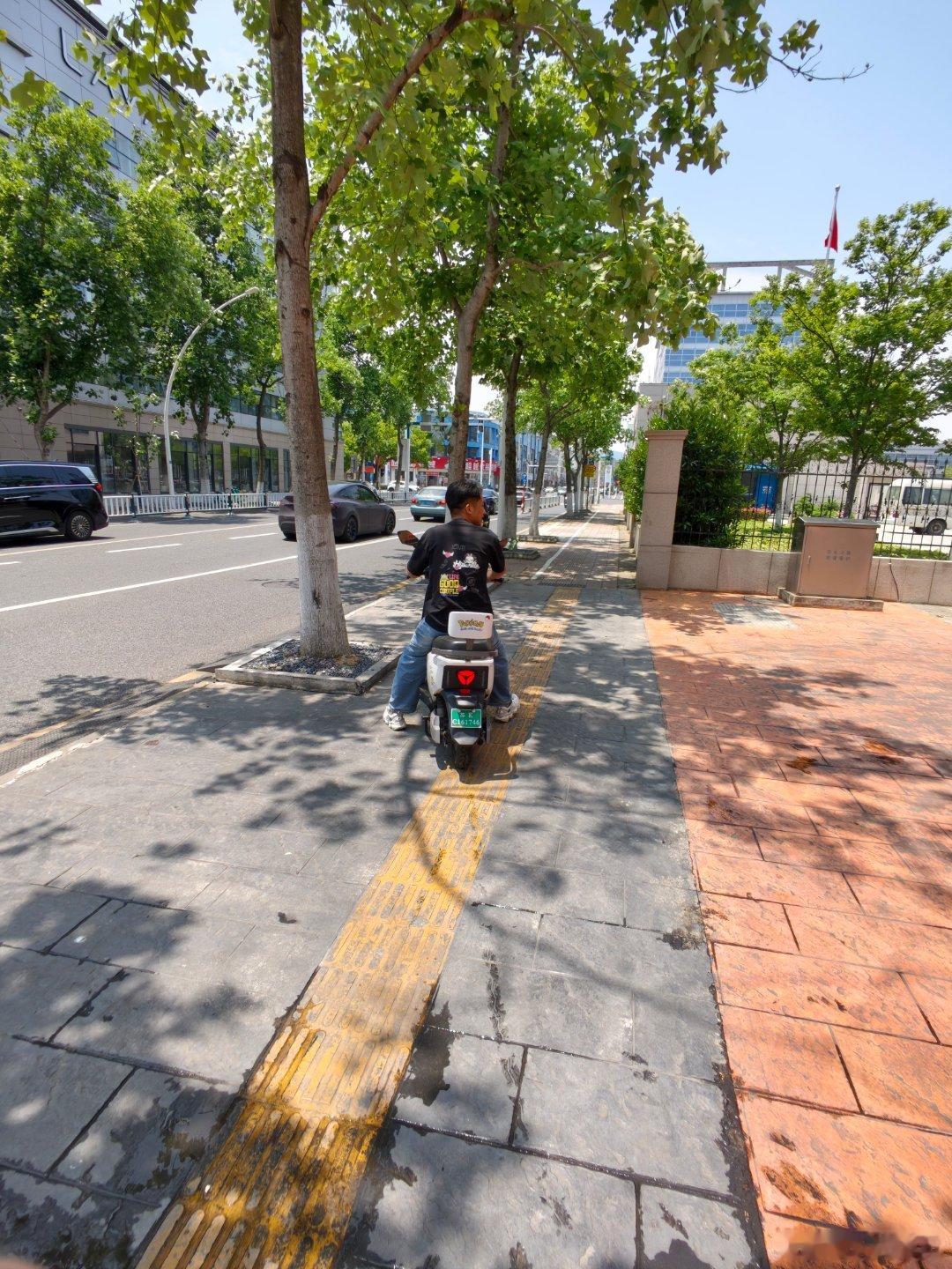昨天晚上就到常熟了 今天早上把车送去洗了 大哥提溜个电驴子就来了 之前他卖了个坦