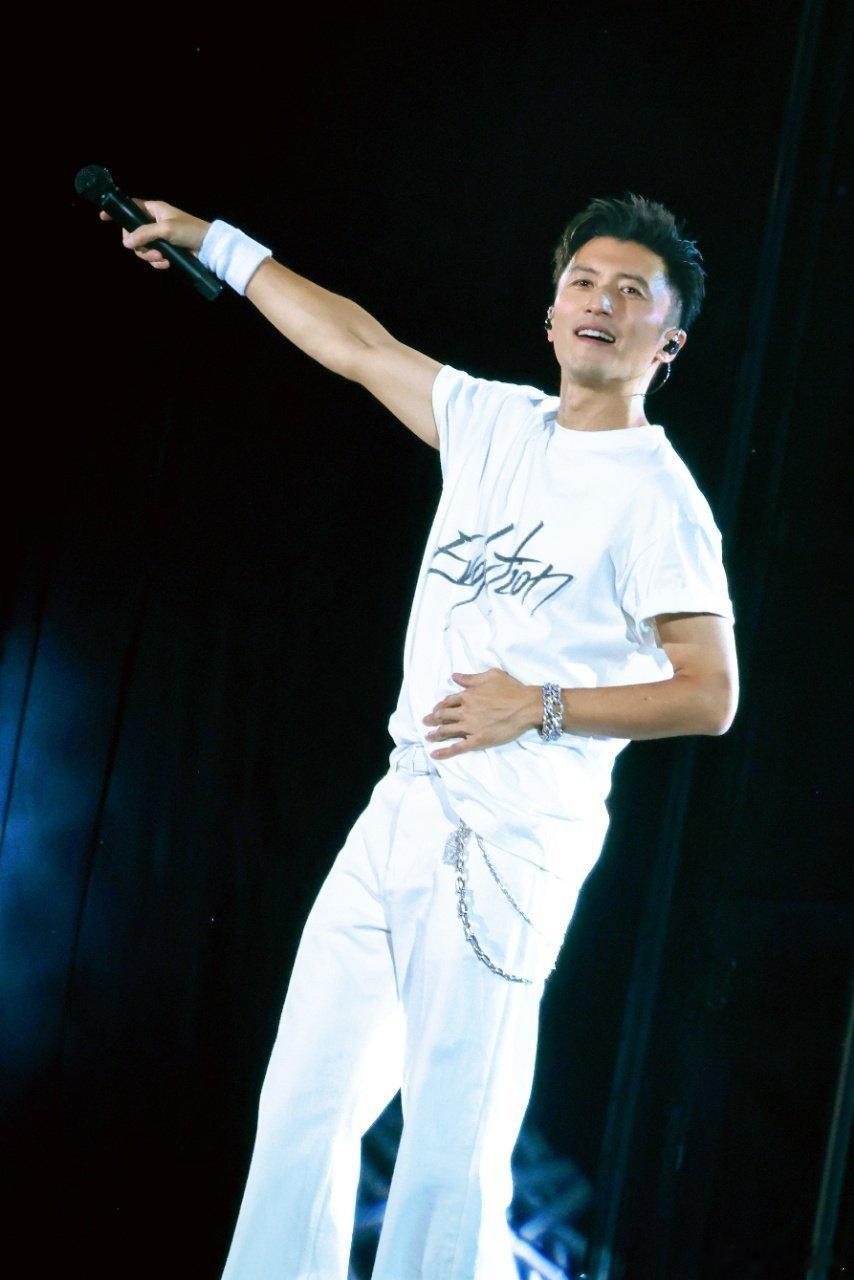谢霆锋时隔23年重返北京开唱 北京站舞美、节奏恰到好处，全程轻松又尽兴，现场氛围