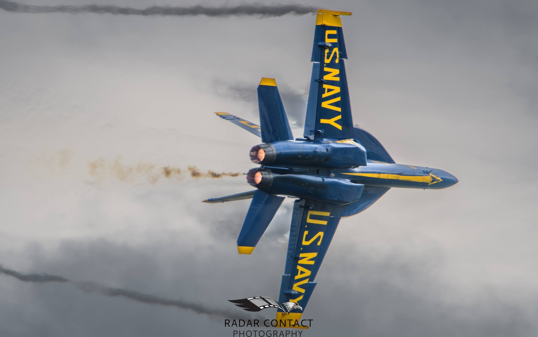 阿诺德帕尔默机场上空的蓝天使们 