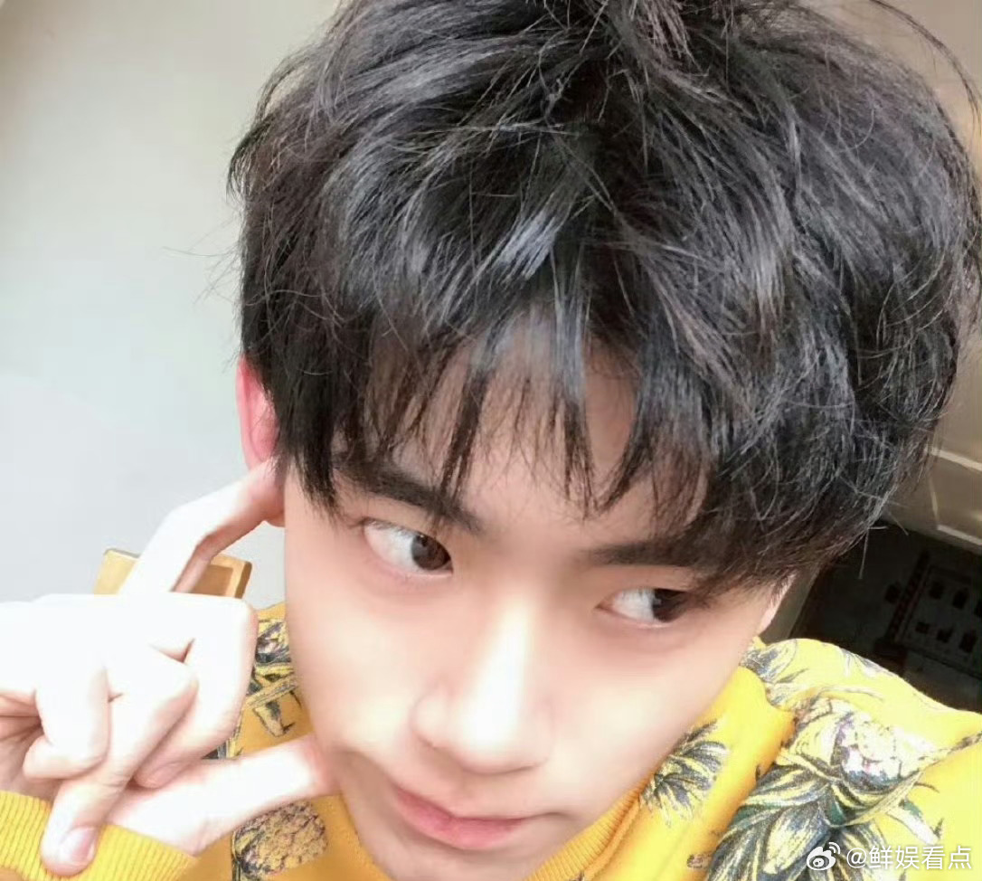 原来“李师傅”的称号早有预兆，早期视频里就爱自己捣鼓拍摄剪辑，全能型选手的基因藏