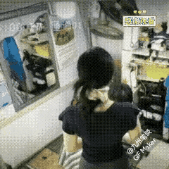 小伙子理个发一万个心眼子！
借口太热让理发师老板娘开风扇，以闪电不及掩耳之势拿出