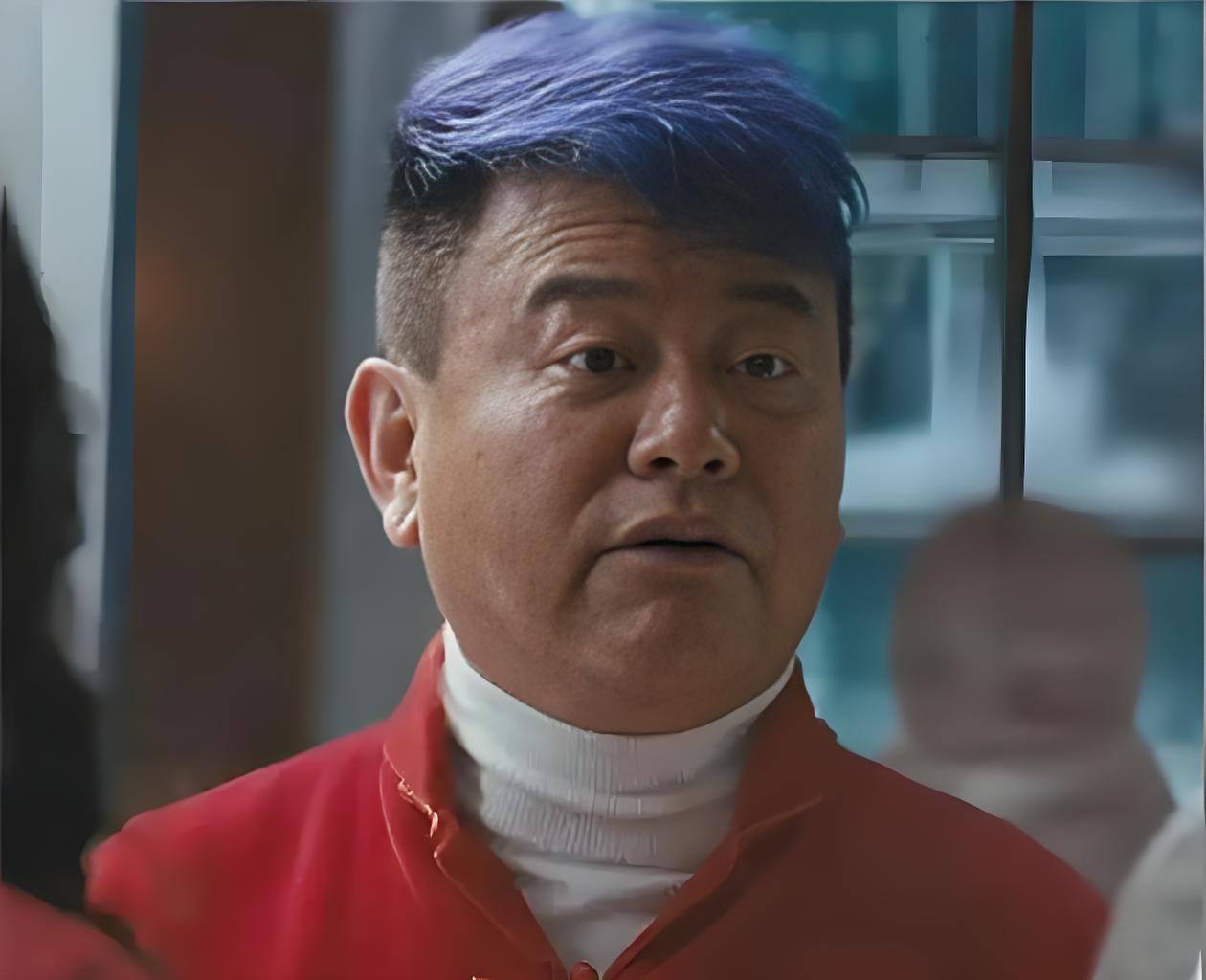 2025年9月3日抗战胜利80周年之际，香港演员陈百祥身着红色T恤在家观看九三阅