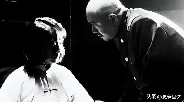 1941年，汉奸头子周世奎半夜审讯女地下党，当他掀开对方头发时，却瞬间面如死灰，