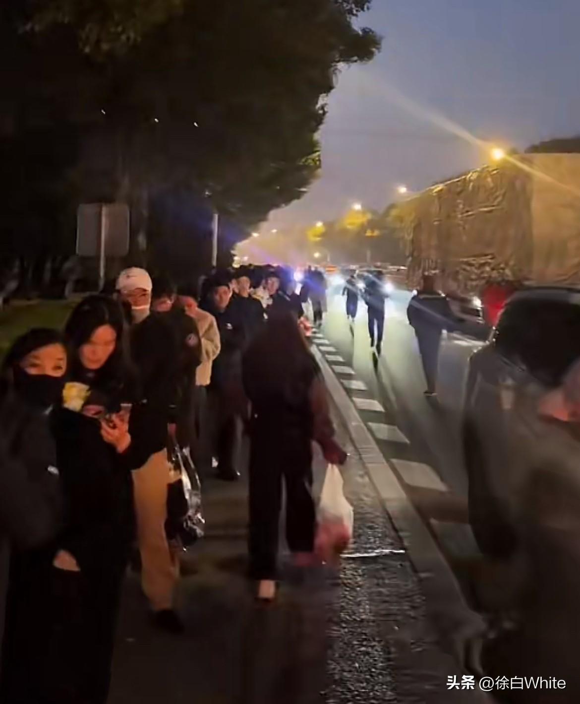 3月28日，张雪峰追悼会，大家披星戴月送张雪峰最后一程，不断有人来，不断有人走，