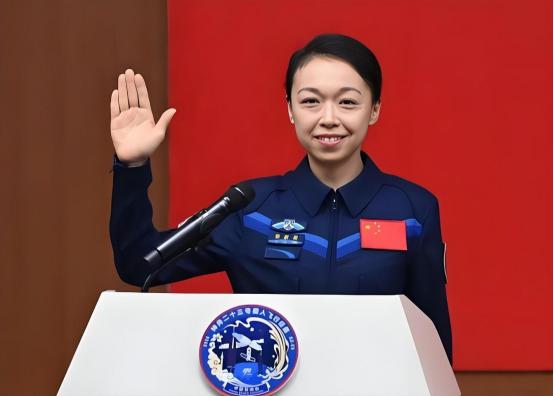 黎家盈身上的四个标签：三孩母亲、香港警司、博士、航天员，每一个都不可思议！她凭什