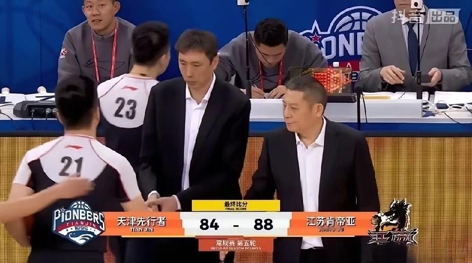老六庞峥麟狂轰34分，率江苏肯帝亚男篮以88比84力克天津男篮，迎来赛季首胜，终