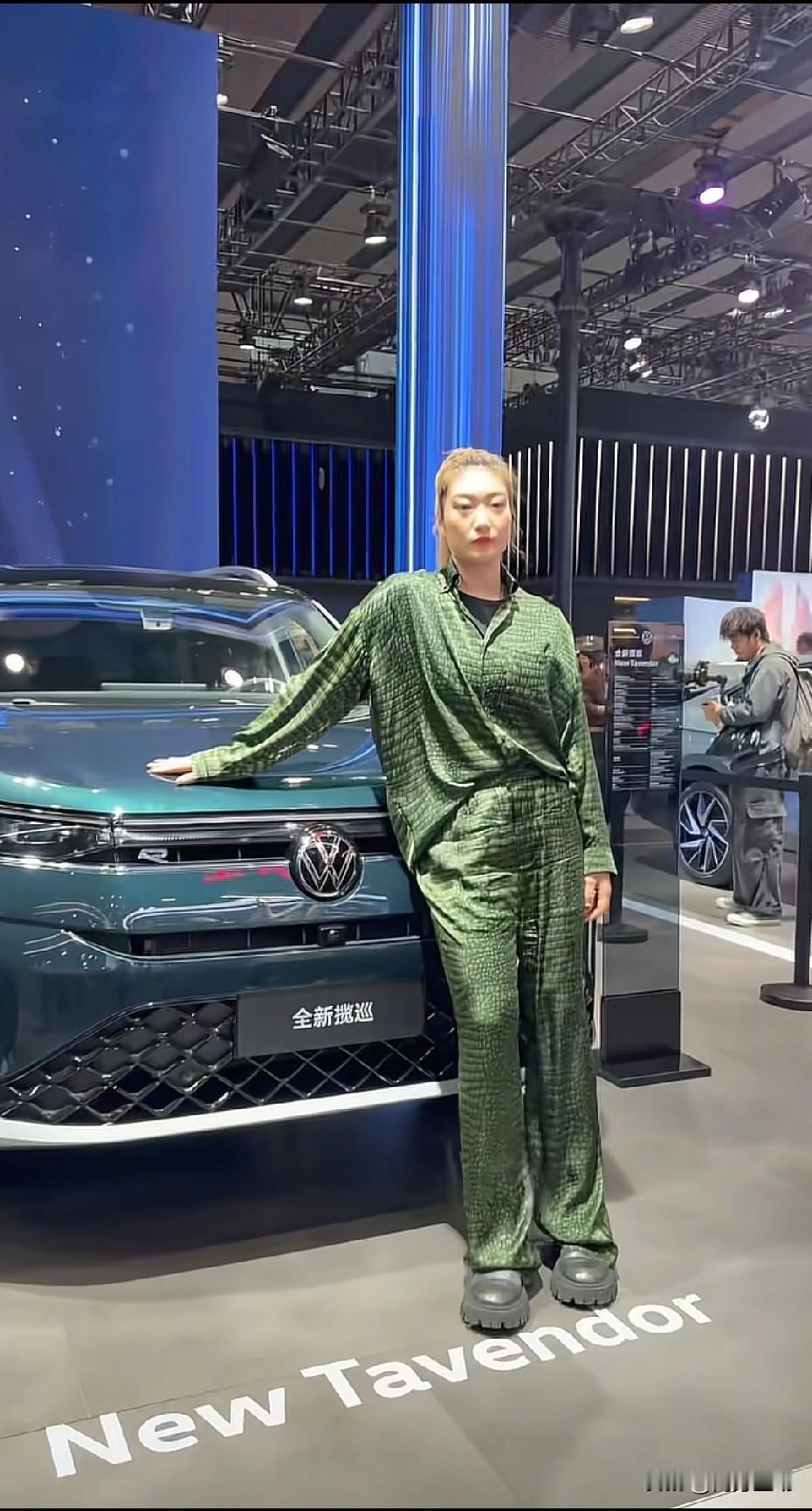 近日勒布朗.梦出现在车展，有大爷问，这是李梦吗？是真人吗？工作人员斩钉截铁回答，