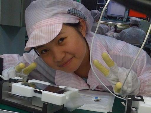 2008年，贵州有个妹子在富士康干活，她闲着没事用没做完的苹果手机拍照，拍完忘删
