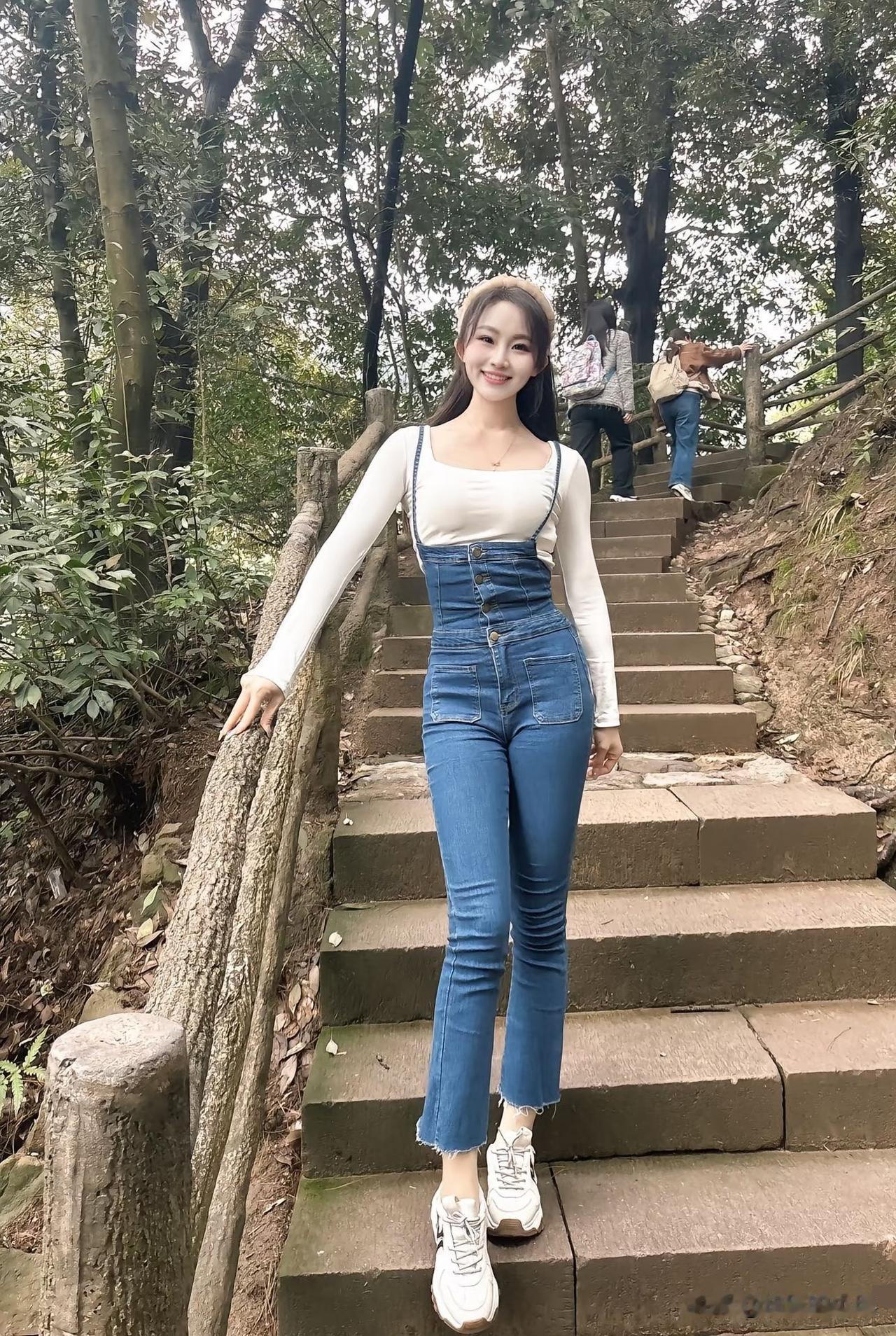 常听人说您对对联很有心得，我特别喜欢旅游，打算给新做的旅行攻略加副对联。上联刚有