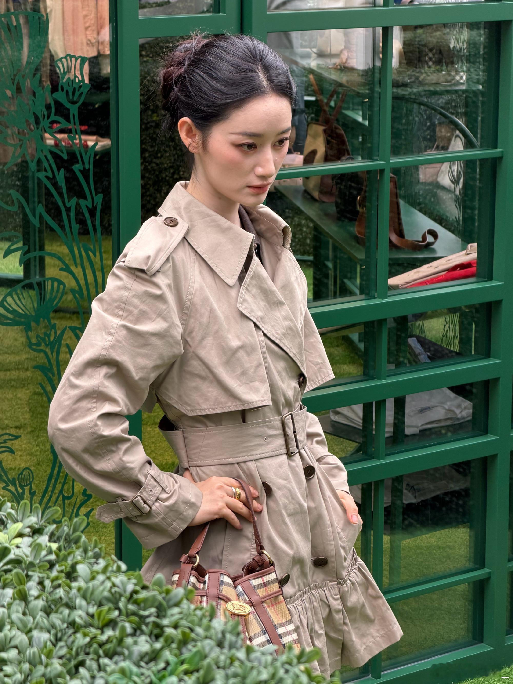 郭晓婷  Burberry“盛夏秘境”限时精品店开幕，利落优雅的英伦风女郎~ ?