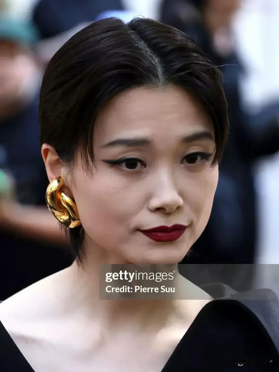 李宇春出道这么多年气质就没变过，人设稳稳的，这就是她能红这么多年的原因。

但还