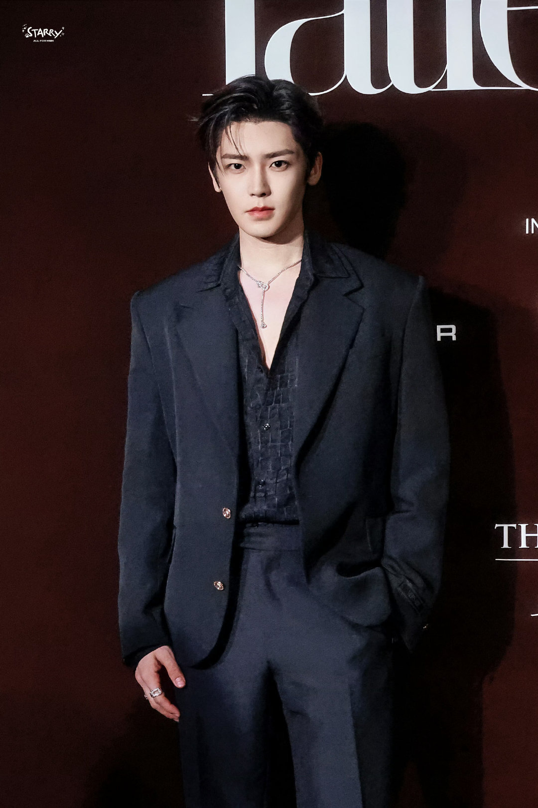 侯明昊 × 今日 Fred 活动，身穿 VERSACE 西装内搭纯黑暗纹衬衫，佩