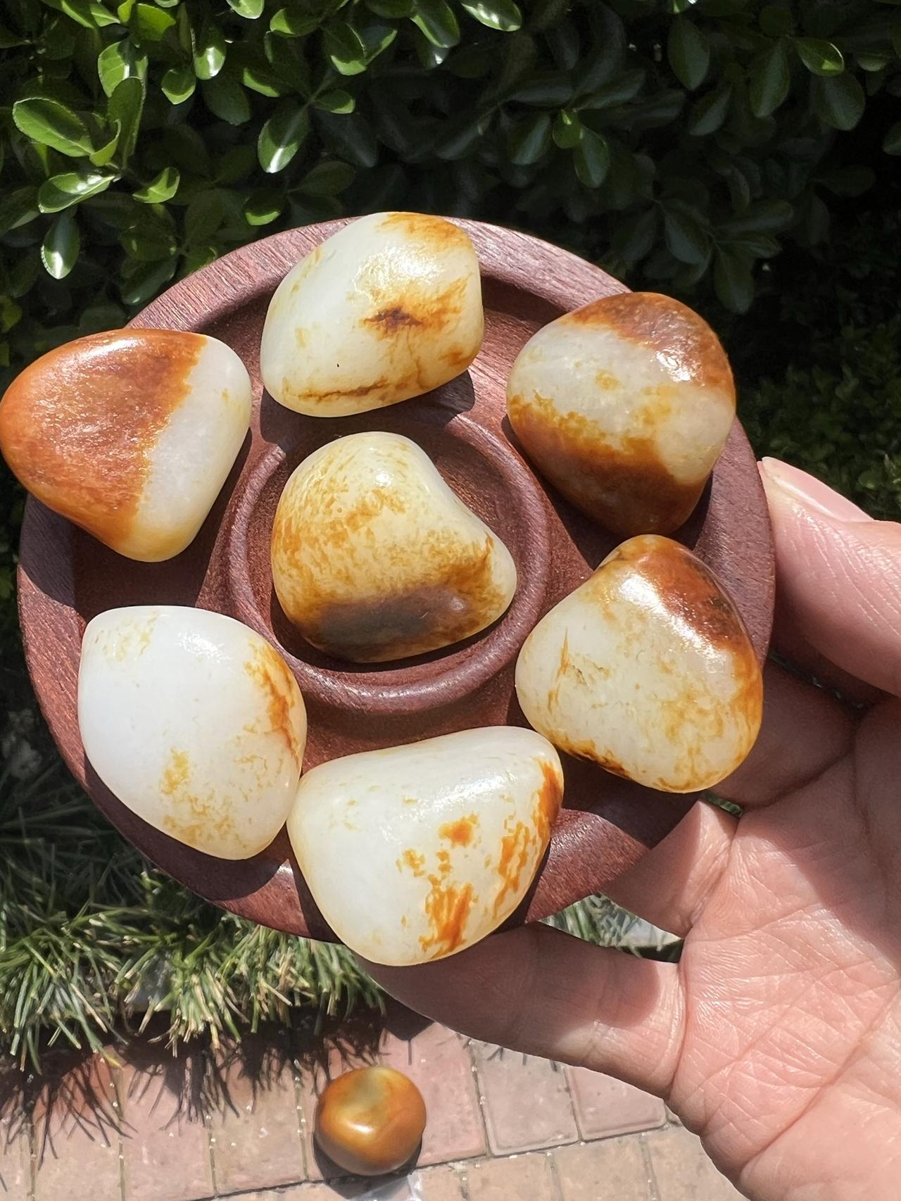 和田玉是精神层面的需求，和田玉与黄金。
买得起中高端和田玉的人，你放心，人家家里