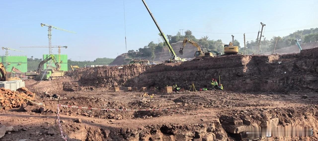 宜宾龙文学校目前这个情况！今年9月就要开学了，不到5个月，能够干成不，又是一个抢