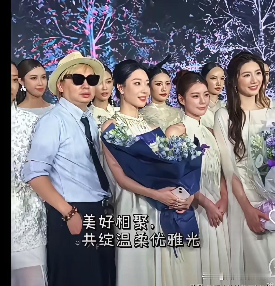 马筱梅参加北京国际时装走秀活动，照片被爆出来。
        在照片中马筱梅和