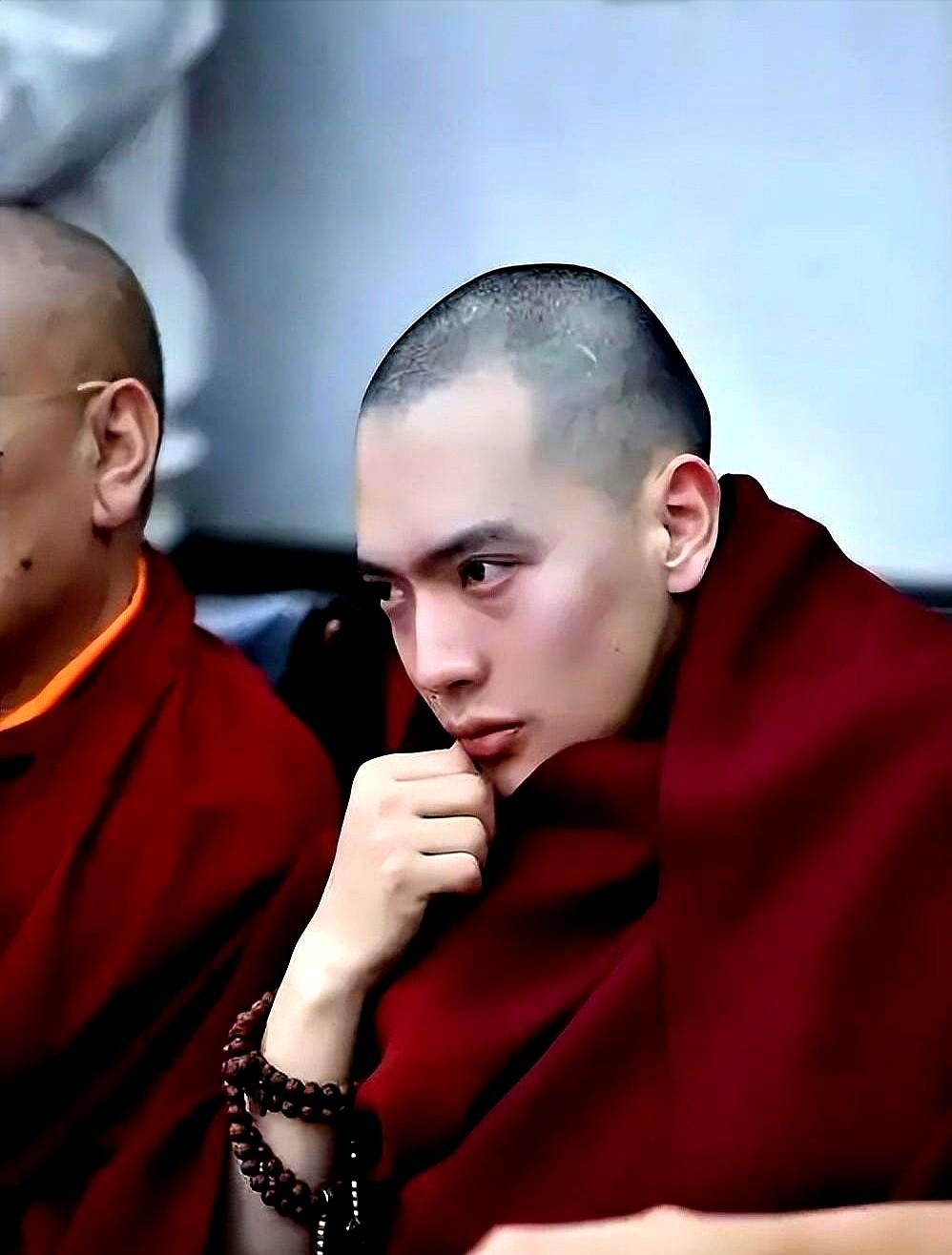 翻看这段关于西藏达隆寺夏仲活佛的纪实报道，
他21岁面对天价代言，直接注销账号扎
