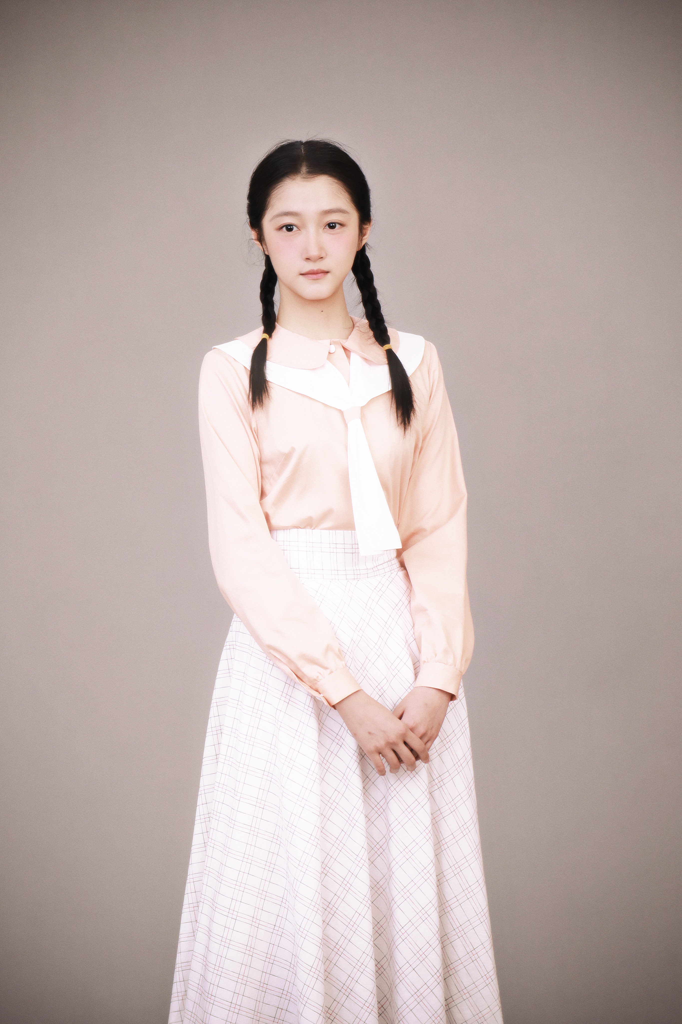#关晓彤[超话]##关晓彤小巷人家# 送上定妆花絮～双麻花辫女高中生庄筱婷👧?
