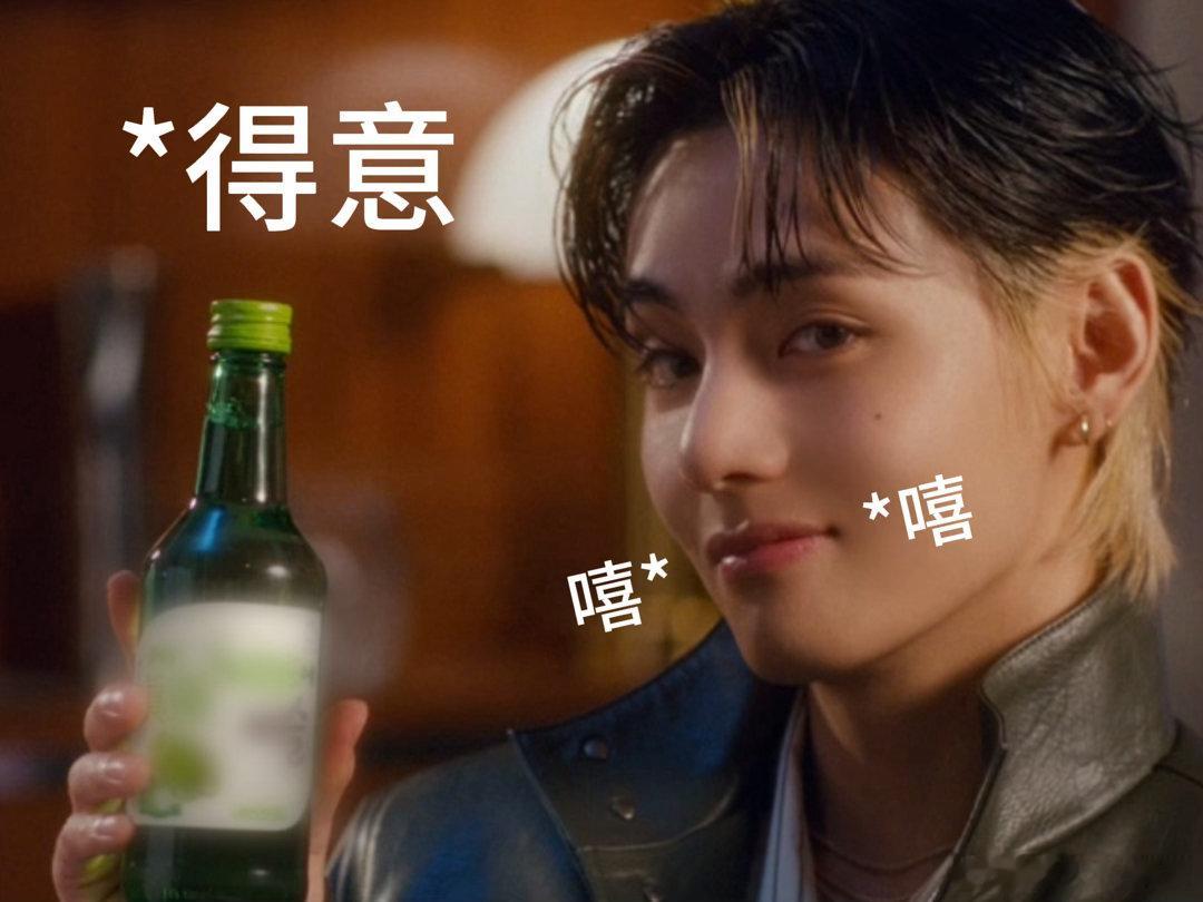 金泰亨退伍后首年成绩单🍷金泰亨退伍首年交出亮眼答卷，全新品牌短片释出，复古皮衣