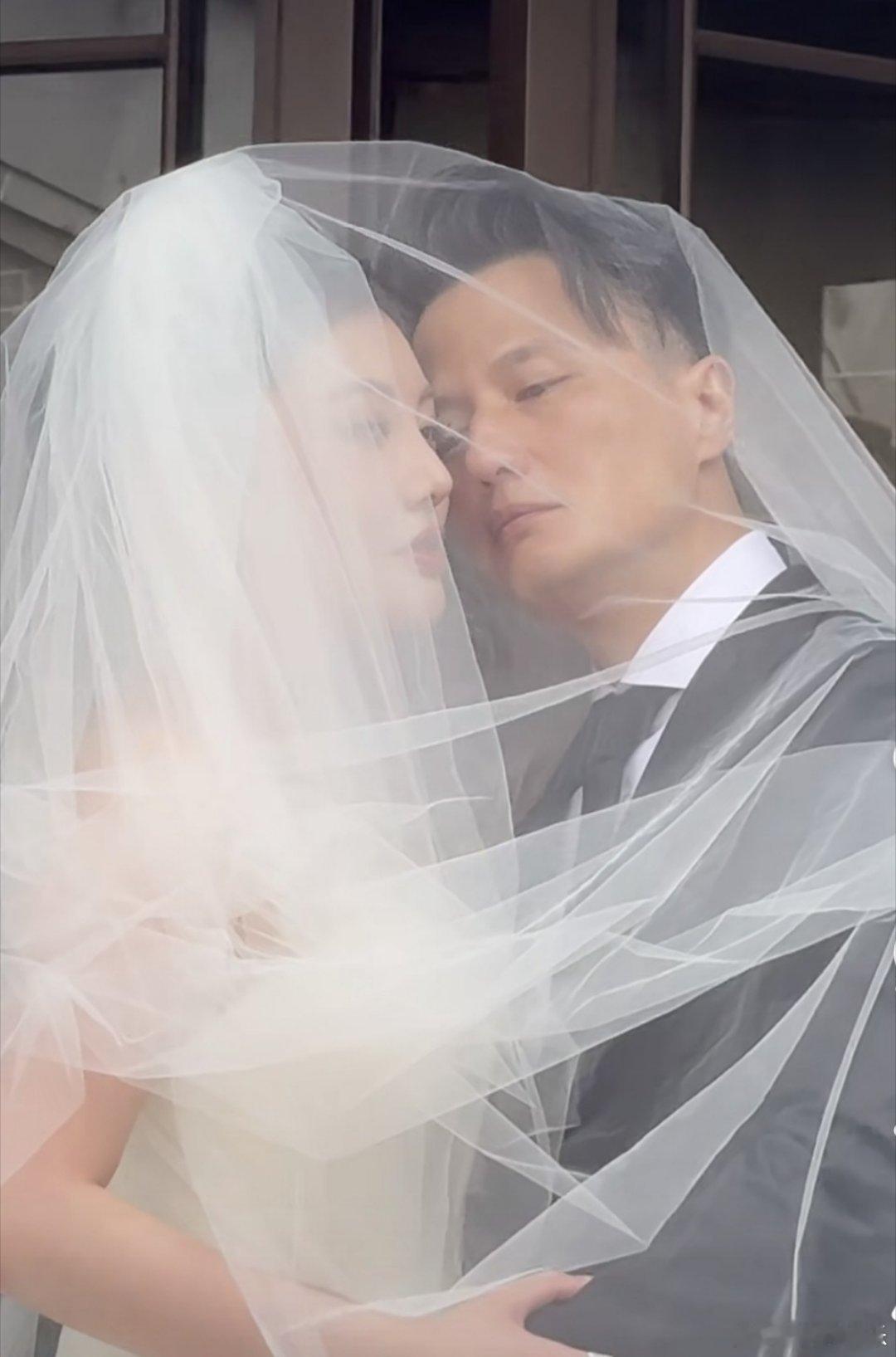 徐冬冬因家人病重婚礼延期尹子维全力支持未婚妻决定，将哈尔滨盛大婚礼简化为低调聚餐