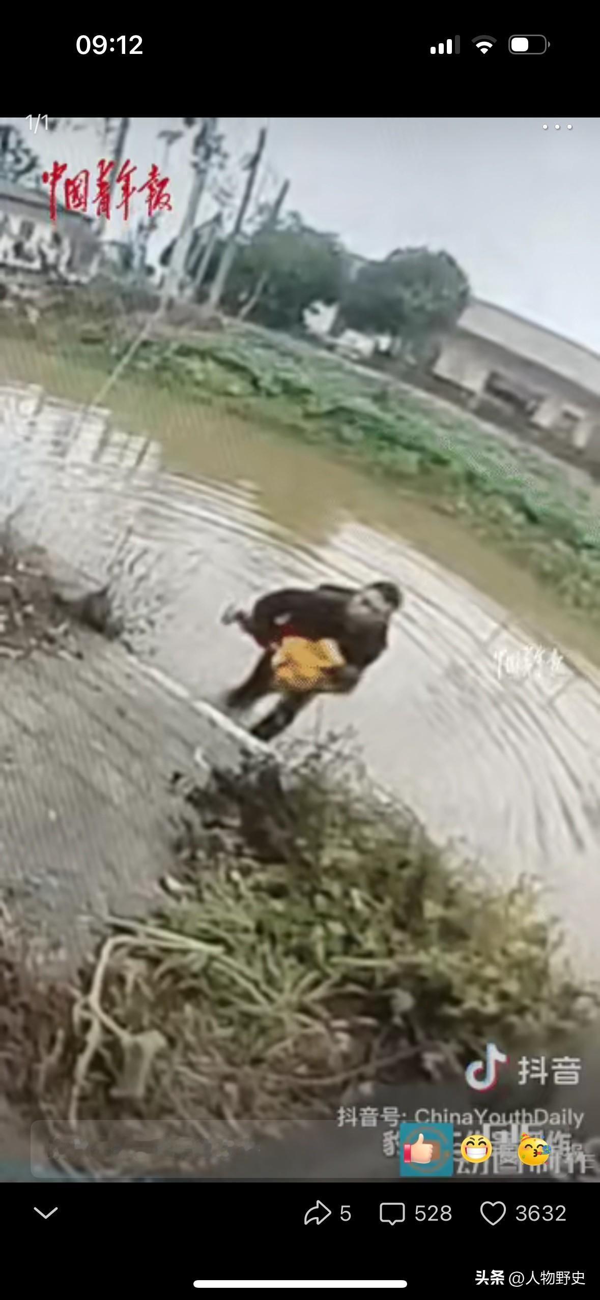 “积大德了!” 湖南益阳，一名钓鱼佬开车经过一水渠时，不经意瞥了一眼水面，就察觉