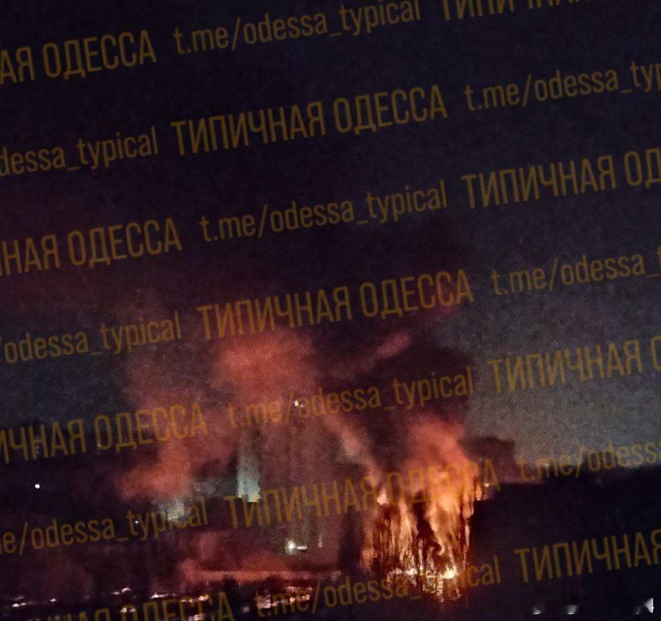 俄乌局势新进展俄乌冲突 敖德萨遭袭后发生火灾。昨夜我军亦对第聂伯罗彼得罗夫斯克的