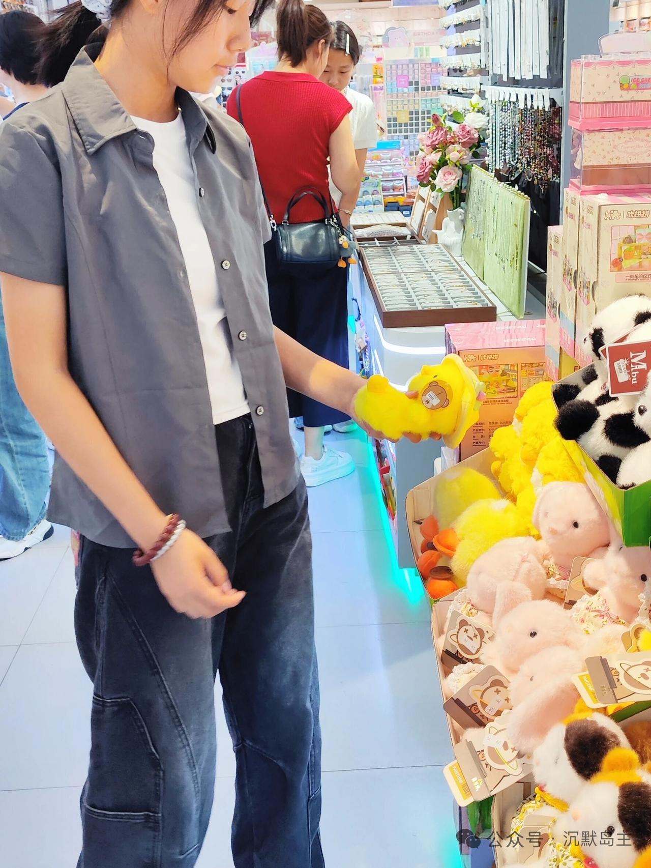 她可以不要，你不能不给，因为她要的本就不多

我和女儿
亲子关系比较好的一点是，