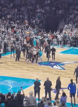 真绷不住了活塞黄蜂大冲突……斯图尔特从画面右下角的替补席突然冲出来……原本和他根