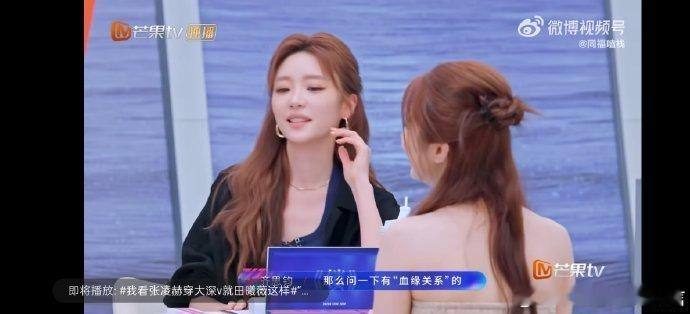 张月随地大小演乘风2026舞台之上的张月光芒四射，演绎富有灵气，一颦一笑都带着故