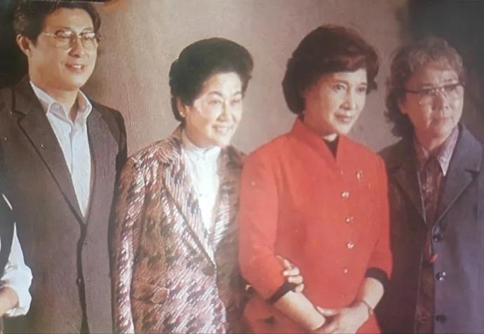 王心刚 张瑞芳 秦怡 田华
因为都是大明星，所以南北影星在一起合影的机会也比较多