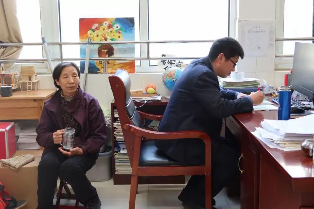 2023年，45岁的孙元金向学校提交申请：“带71岁患有阿尔茨海默症的母亲上班”