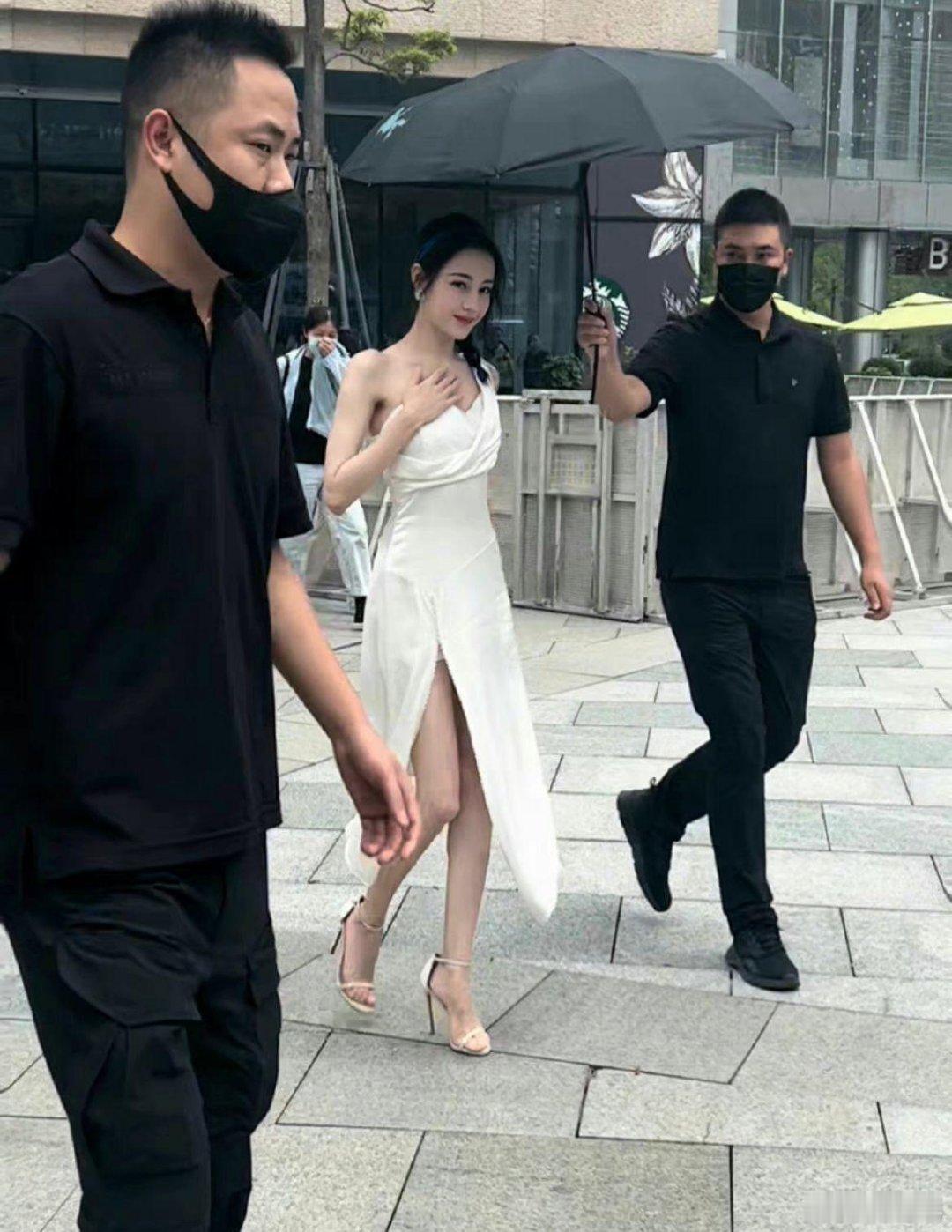 迪丽热巴[超话]  迪丽热巴  迪丽热巴的无修生图，让我理解了什么叫，绝对美貌，
