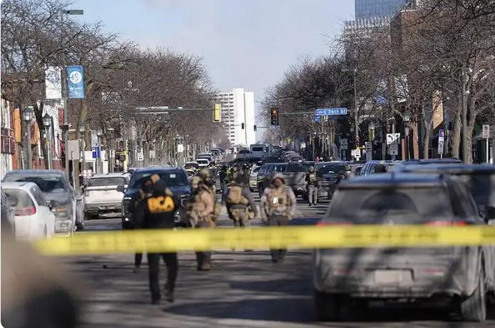 美国这是真要完蛋了！特朗普私兵ICE当街再枪杀美国公民，这下特朗普已无路可走，两