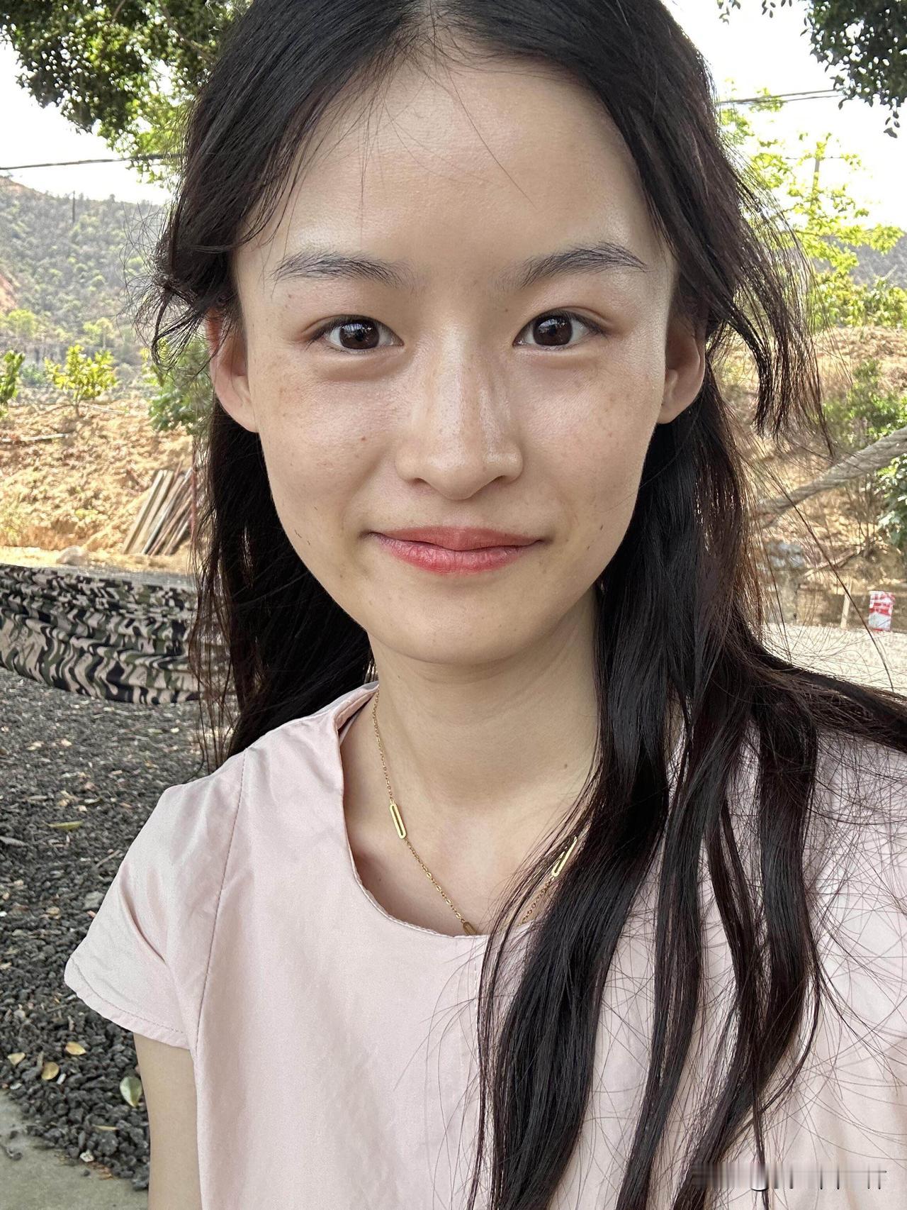 突然感慨，脸上的斑斑点点、沟沟壑壑好像都在提醒我，我不再是18岁的小女孩啦，年龄