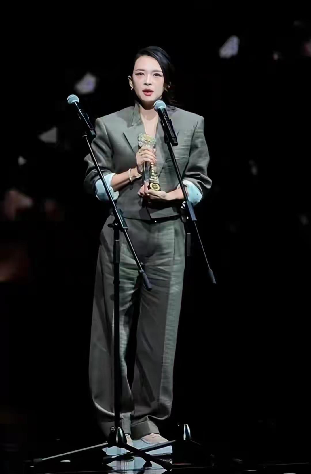 我的老爹呀，章子怡的裤子咋那么皱呀？

章子怡，作为一个明星，站在领奖台上，裤子