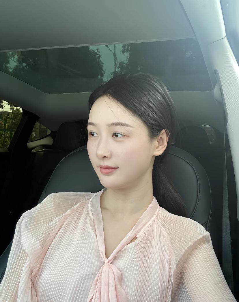 车内的惊鸿一瞥

阳光透过车窗，在车内洒下斑驳光影。她安静地坐在副驾驶座上，那一