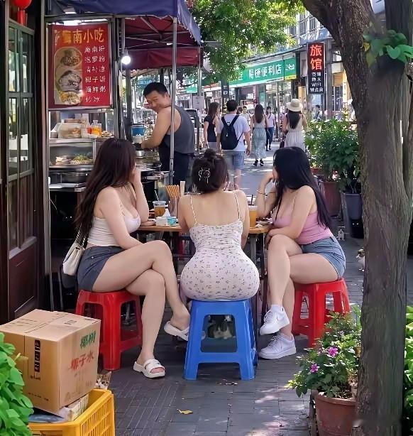 海南琼海。仨人走之后，湖南老板说他打了八折，15元的桂林米粉收12元，因为她们几