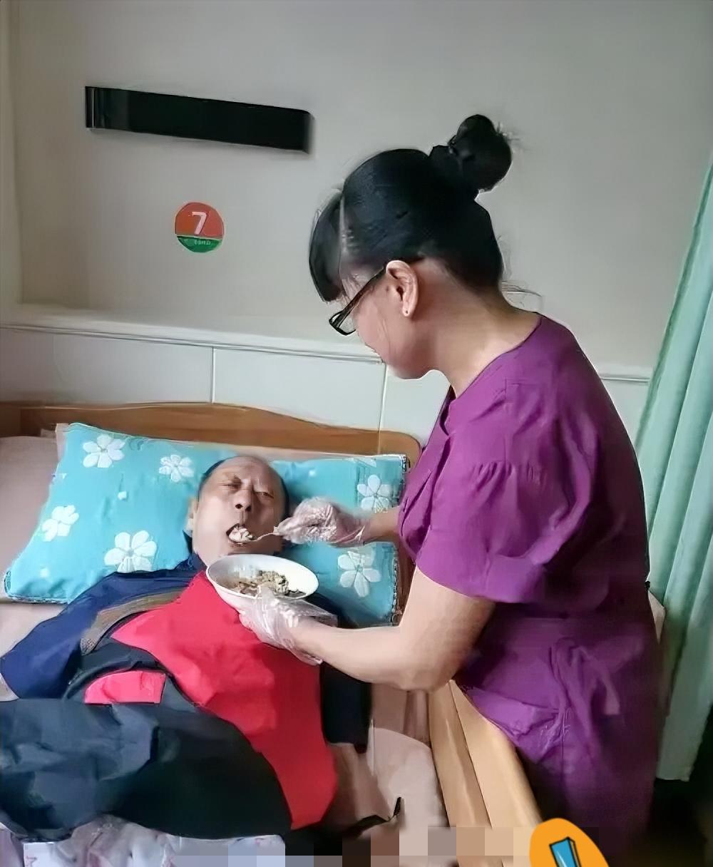 病房里住着位75岁老哥，女儿忙前忙后照顾。我羡慕地夸：“生女儿真好，照顾得真周到