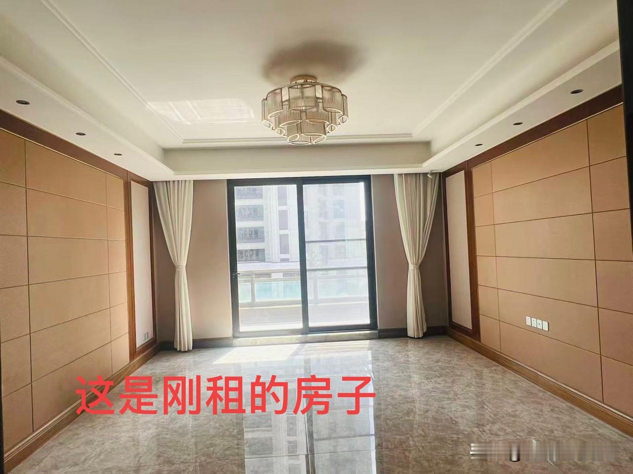 我觉得还房贷，虽然有压力，但房子是自己的，房租交一万，只有居住权，到最后钱花了，