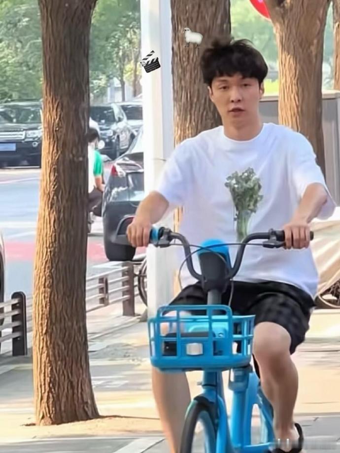 张艺兴骑共享单车演打工人  张艺兴没睡醒就骑车 困到灵魂出走！张艺兴清晨骑共享单