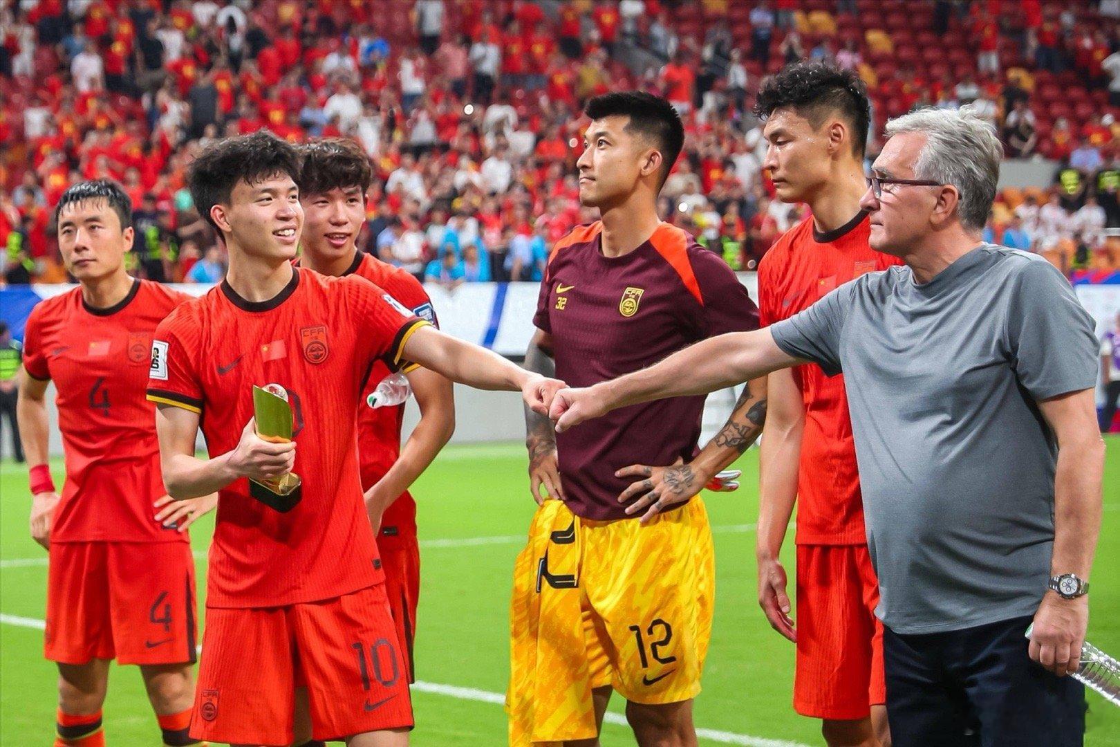 国足选帅目标是2030世界杯参赛现在中国足球青黄不接的现状，就一句话概括——选谁
