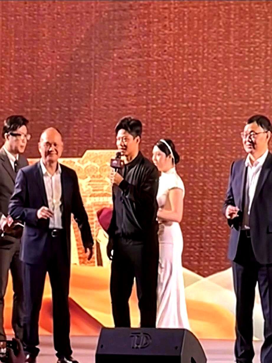 看到苏炳添那张照片，心里咯噔一下。
 

那个在跑道上挥手告别青春的“苏神”，第