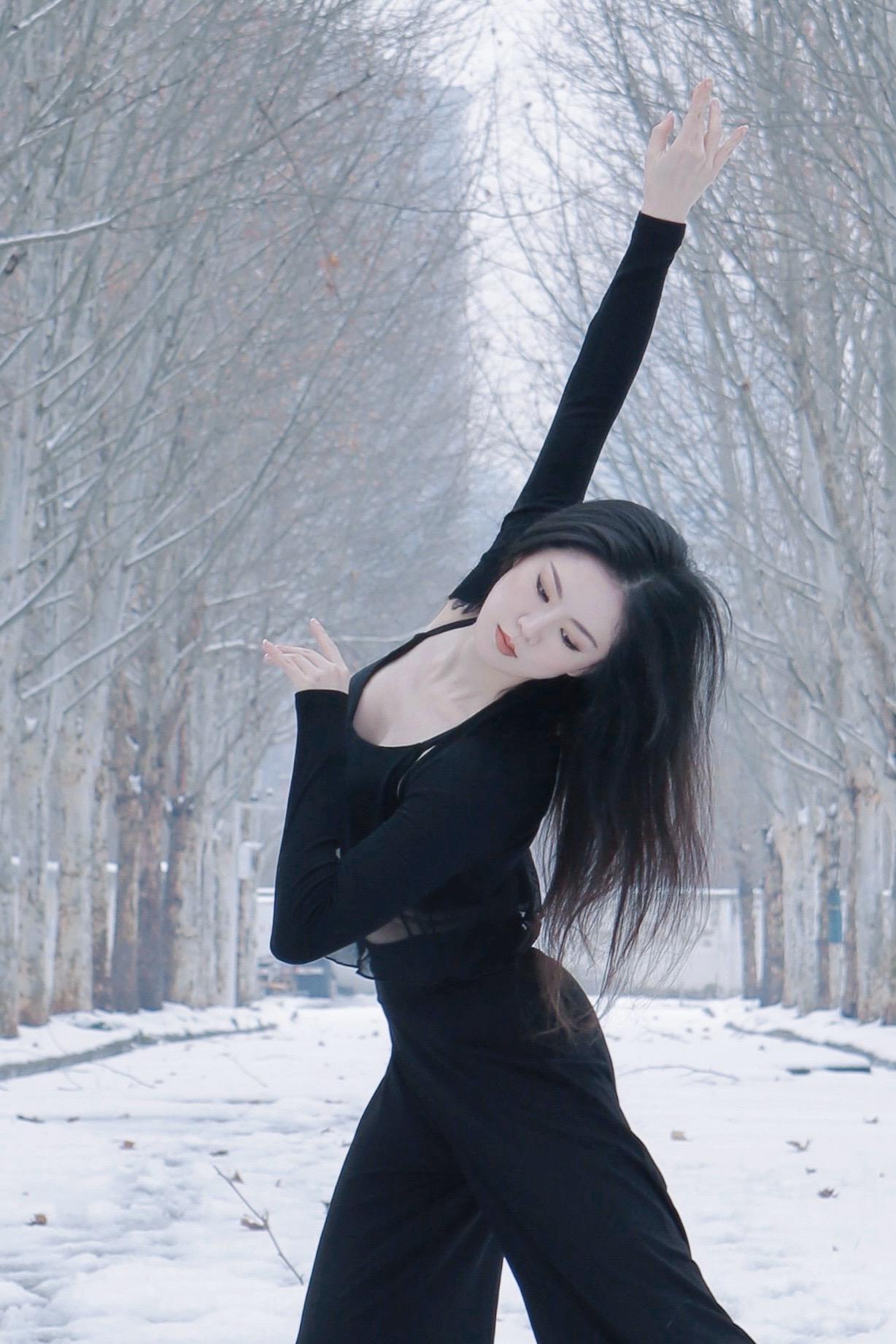 那就在大寒应个景吧～瑜伽女孩 下雪